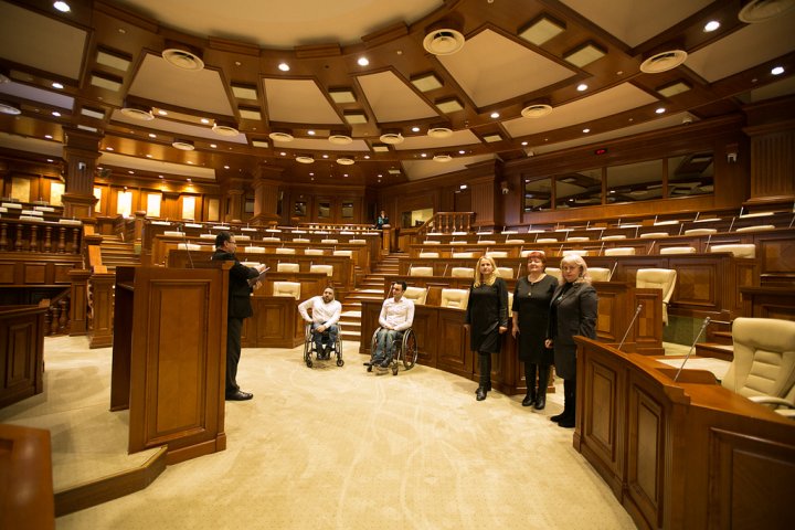 Tineri cu dizabilități, susținuți de Președintele Parlamentului. De ce surprize au avut parte (FOTO)