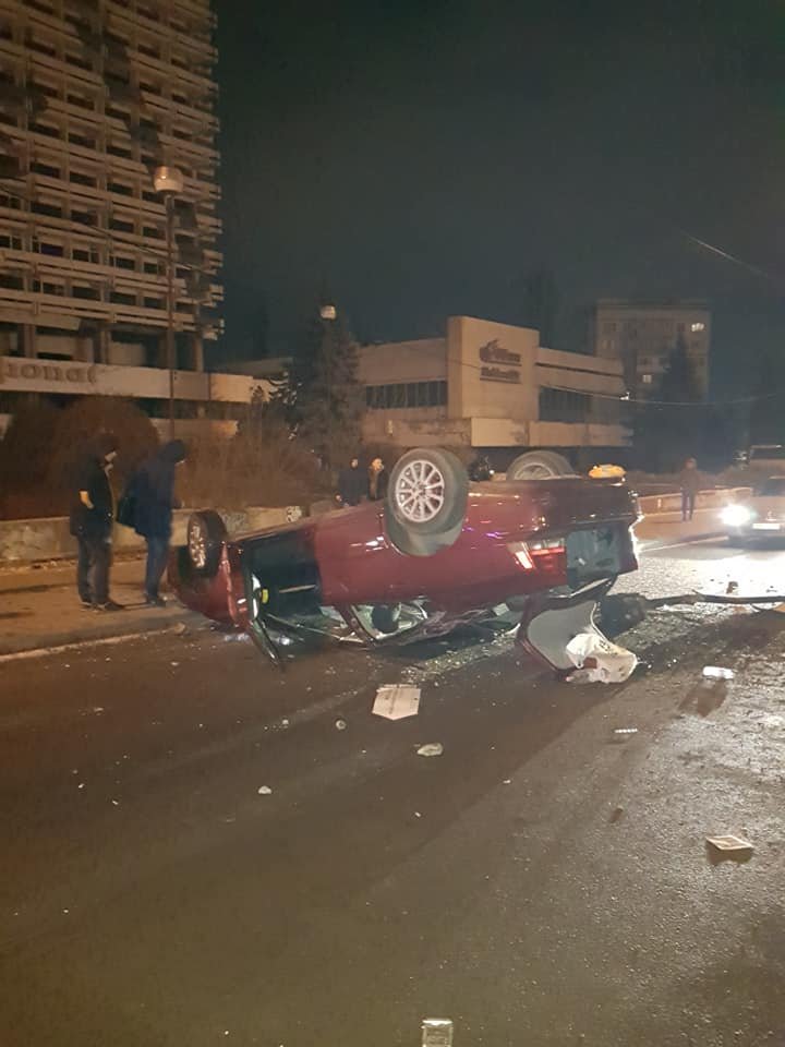 Accident spectaculos în fața Hotelului Național. Trei mașini s-au ciocnit violent, după ce un șofer a adormit la volan (FOTO/VIDEO)