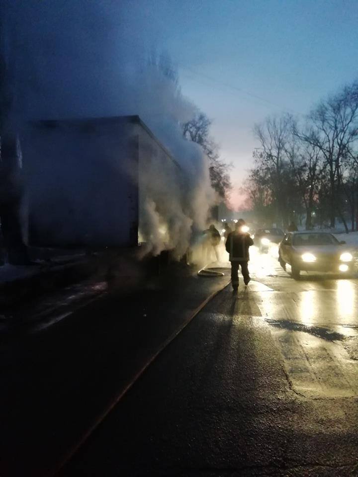 Un TIR încărcat cu făină şi macaroane a luat foc din mers pe şoseaua Munceşti (GALERIE FOTO/VIDEO)