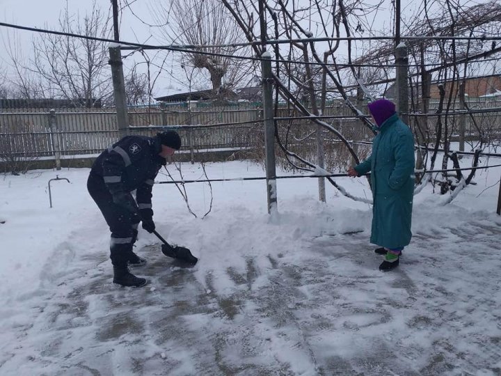 GEST EMOȚIONANT! Momentul în care zeci de polițiști au dat o mână de ajutor oamenilor de la sate (FOTO)