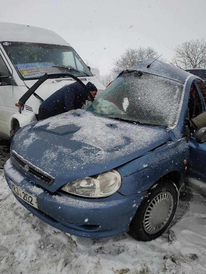 Un microbuz PLIN CU PASAGERI, lovit violent de o maşină în apropiere de Chiperceni. Trei persoane, transportate de urgenţă la spital (FOTO)