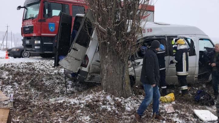 Accident grav în satul Bozieni. Şoferul a fost reţinut. O pasageră, în stare critică 