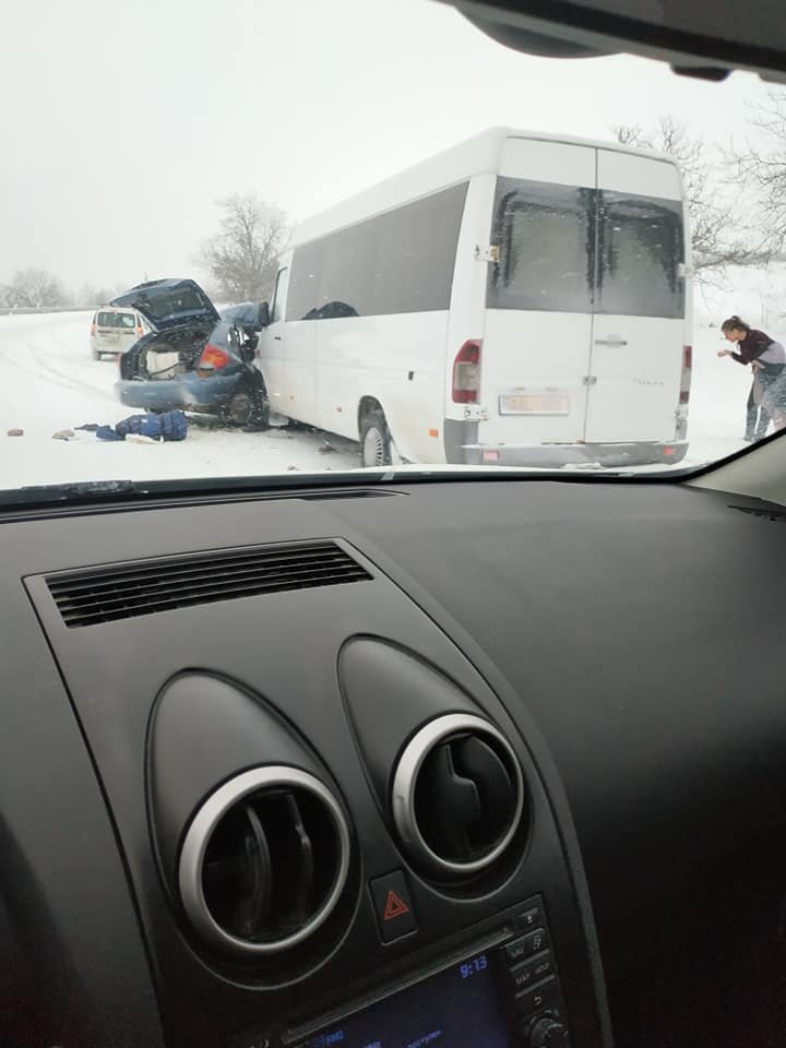 Un microbuz PLIN CU PASAGERI, lovit violent de o maşină în apropiere de Chiperceni. Trei persoane, transportate de urgenţă la spital (FOTO)