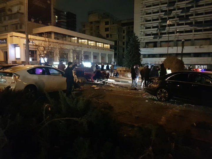 Accident spectaculos în fața Hotelului Național. Trei mașini s-au ciocnit violent, după ce un șofer a adormit la volan (FOTO/VIDEO)