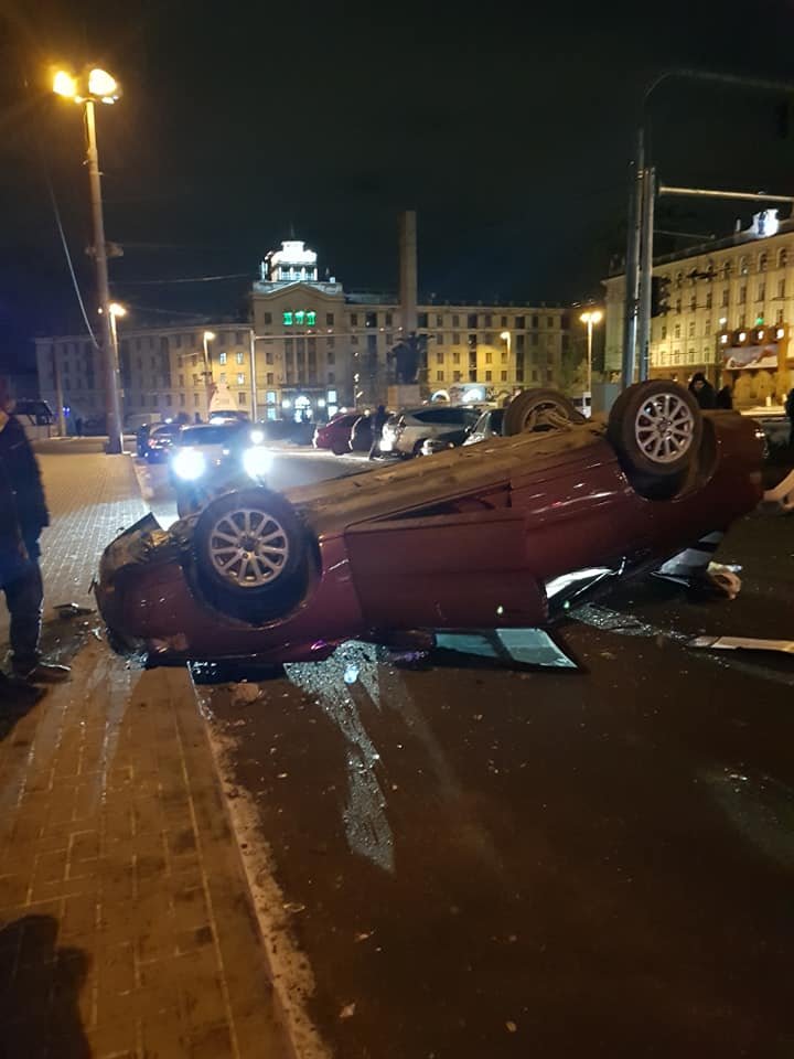 Accident spectaculos în fața Hotelului Național. Trei mașini s-au ciocnit violent, după ce un șofer a adormit la volan (FOTO/VIDEO)