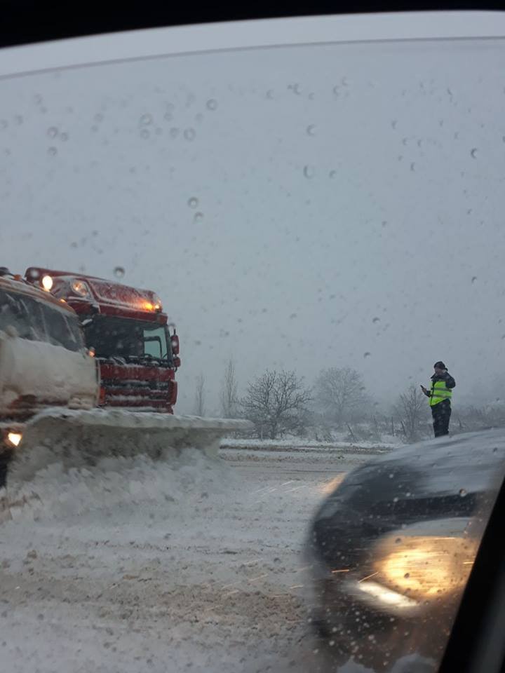 Bilanţul INP: Cinci accidente rutiere grave, soldate cu ŞASE persoane au fost răniţi. Mai mulţi şoferi blocaţi pe drum au primit ajutor