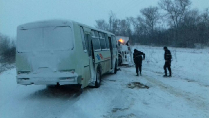 GEST EMOȚIONANT! Momentul în care zeci de polițiști au dat o mână de ajutor oamenilor de la sate (FOTO)