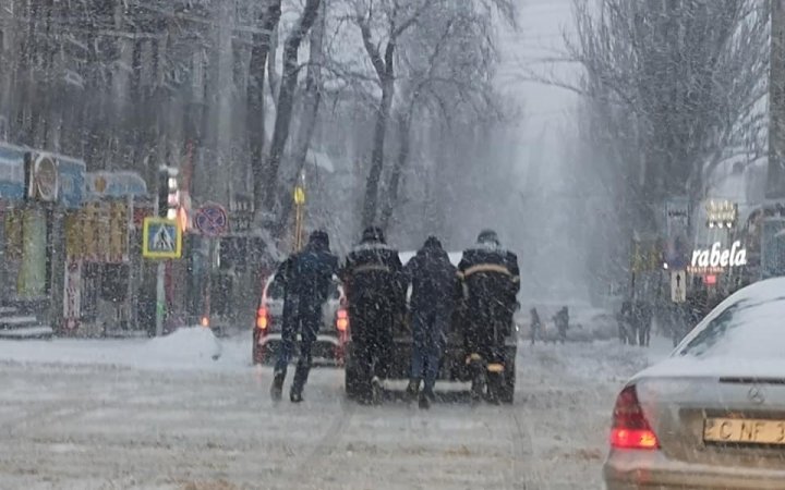 GEST EMOȚIONANT! Momentul în care zeci de polițiști au dat o mână de ajutor oamenilor de la sate (FOTO)