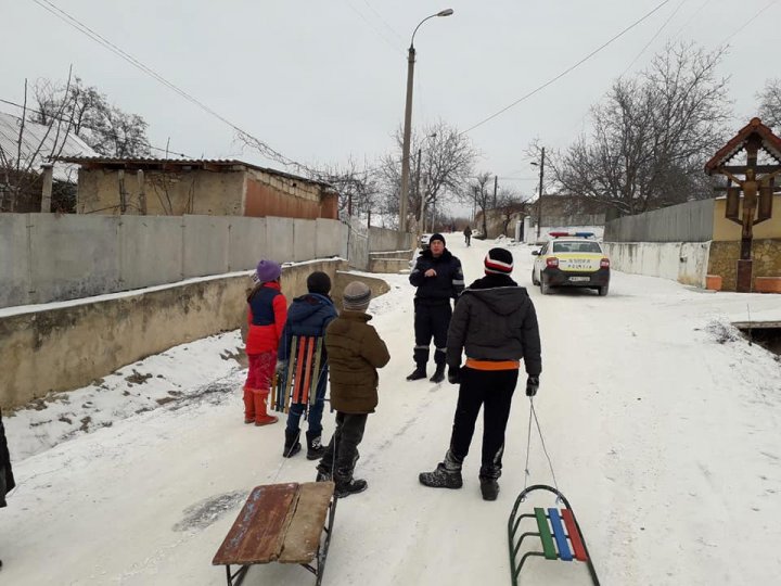 GEST EMOȚIONANT! Momentul în care zeci de polițiști au dat o mână de ajutor oamenilor de la sate (FOTO)