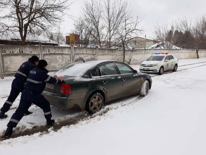 GEST EMOȚIONANT! Momentul în care zeci de polițiști au dat o mână de ajutor oamenilor de la sate (FOTO)