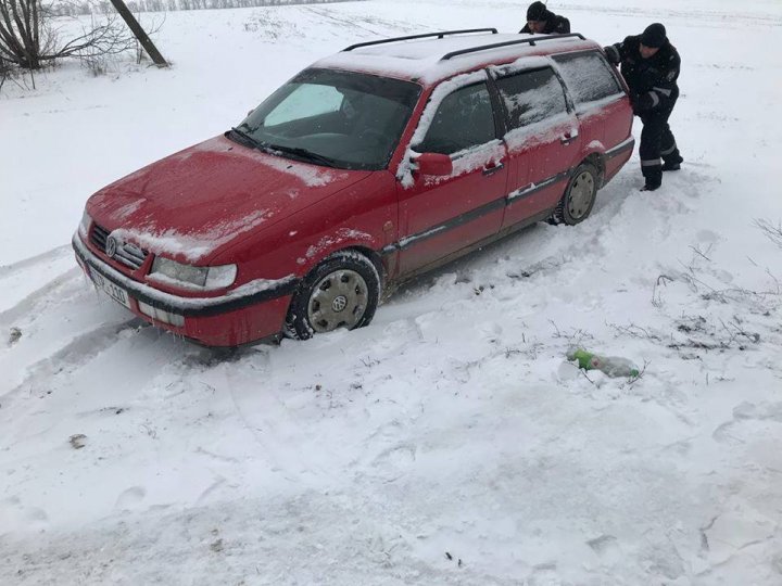 GEST EMOȚIONANT! Momentul în care zeci de polițiști au dat o mână de ajutor oamenilor de la sate (FOTO)