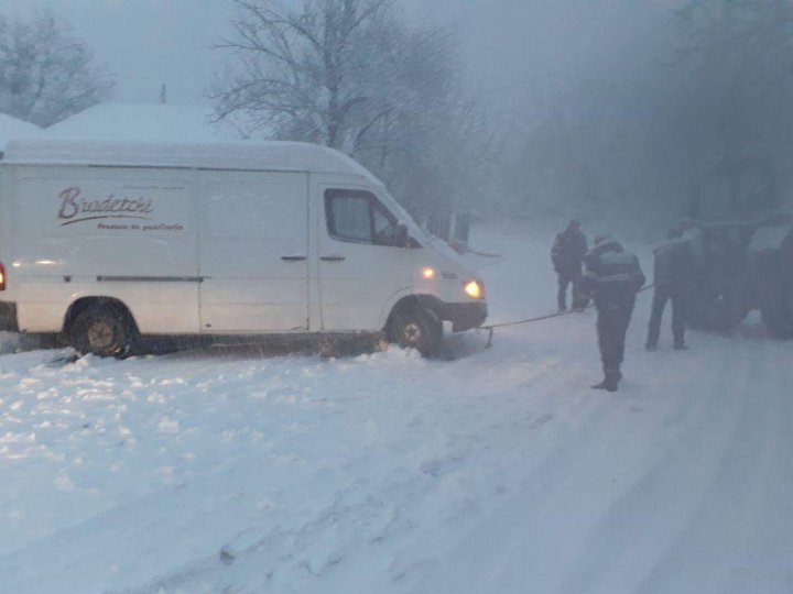 GEST EMOȚIONANT! Momentul în care zeci de polițiști au dat o mână de ajutor oamenilor de la sate (FOTO)