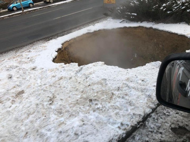 "Gheizer" pe o stradă din Capitală. Ce s-a întâmplat după AVARIA la o conductă de agent termic din sectorul Botanica