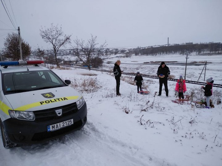 GEST EMOȚIONANT! Momentul în care zeci de polițiști au dat o mână de ajutor oamenilor de la sate (FOTO)