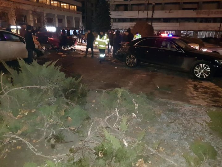 Accident spectaculos în fața Hotelului Național. Trei mașini s-au ciocnit violent, după ce un șofer a adormit la volan (FOTO/VIDEO)