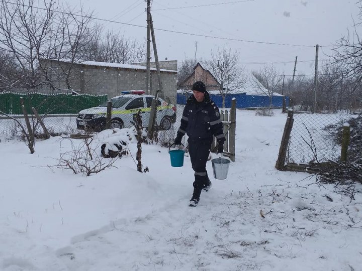 GEST EMOȚIONANT! Momentul în care zeci de polițiști au dat o mână de ajutor oamenilor de la sate (FOTO)