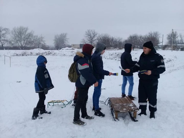 GEST EMOȚIONANT! Momentul în care zeci de polițiști au dat o mână de ajutor oamenilor de la sate (FOTO)