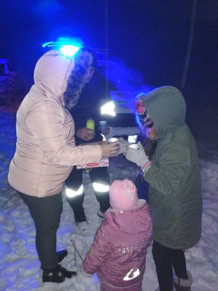 GEST EMOȚIONANT! Momentul în care zeci de polițiști au dat o mână de ajutor oamenilor de la sate (FOTO)