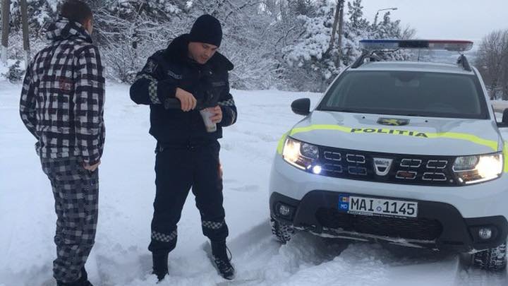 Poliţia de Patrulare alături de şoferii Chişinăului. Ceai cald şi recomandări pe vreme de criză