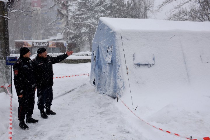 Carabinierii au amenajat un cort la intersecția străzilor Hânceşti şi Academiei pentru populație