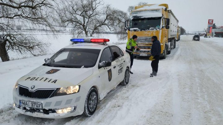 Poliţia de Patrulare alături de şoferii Chişinăului. Ceai cald şi recomandări pe vreme de criză