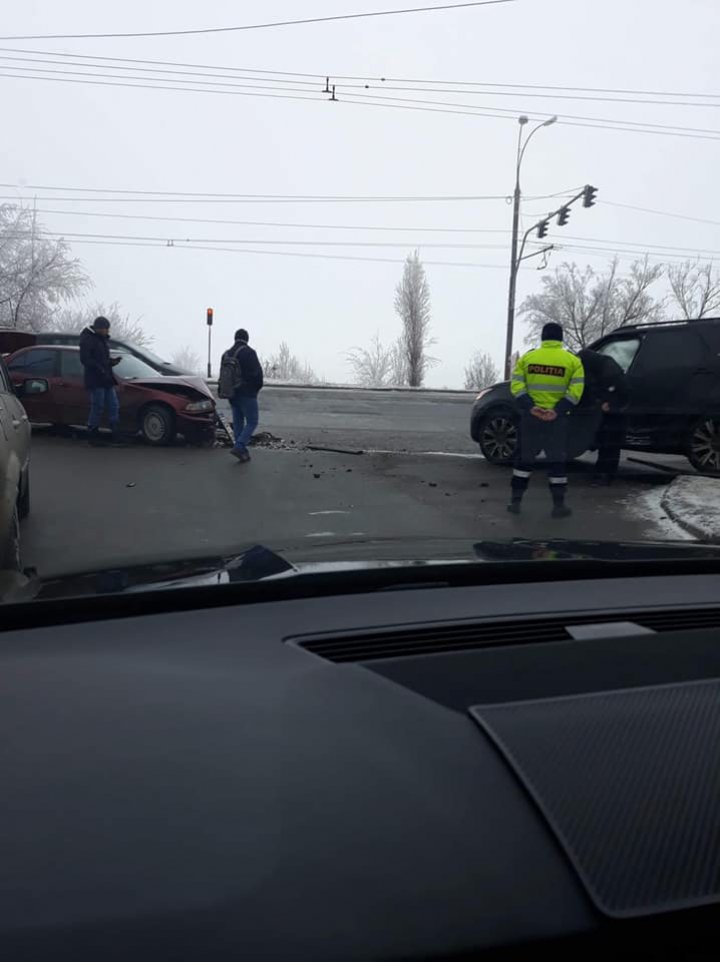 Accident pe şoseaua Hîncești: O persoană a fost rănită 