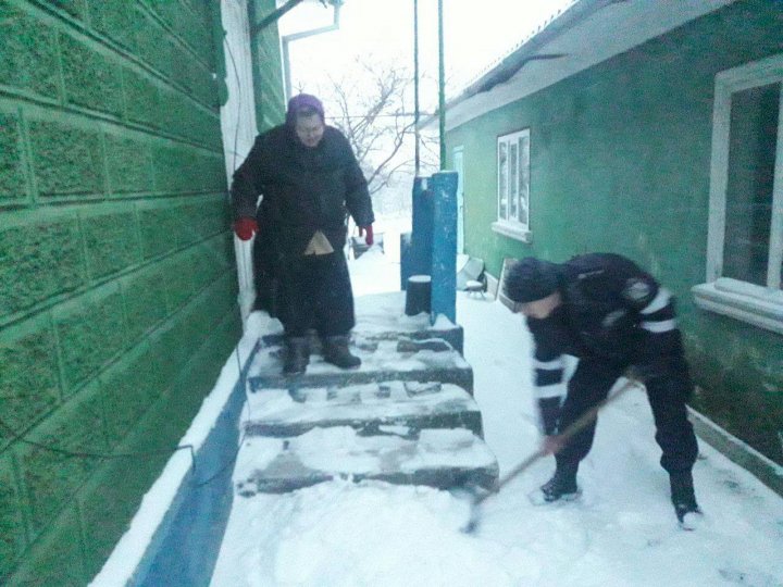 GEST EMOȚIONANT! Momentul în care zeci de polițiști au dat o mână de ajutor oamenilor de la sate (FOTO)