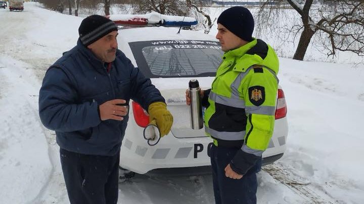 Poliţia de Patrulare alături de şoferii Chişinăului. Ceai cald şi recomandări pe vreme de criză