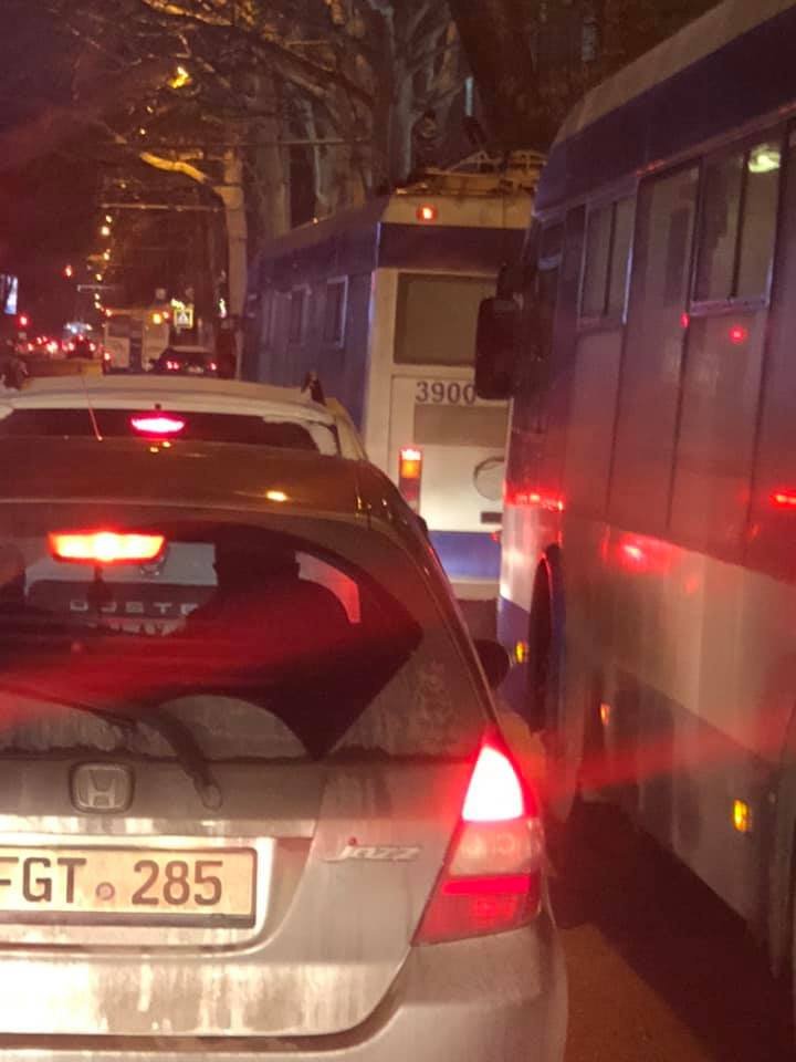 S-a stricat în MIJLOCUL drumului. Un troleibuz din Capitală creează ambuteiaj pe una dintre străzile Centrale