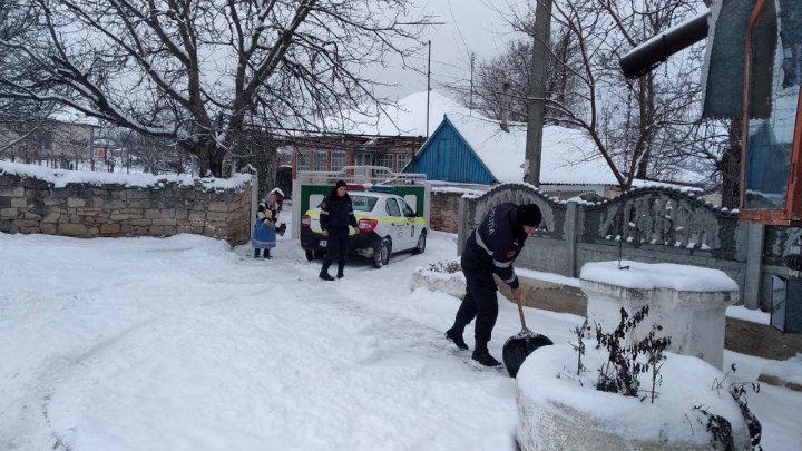 GEST EMOȚIONANT! Momentul în care zeci de polițiști au dat o mână de ajutor oamenilor de la sate (FOTO)