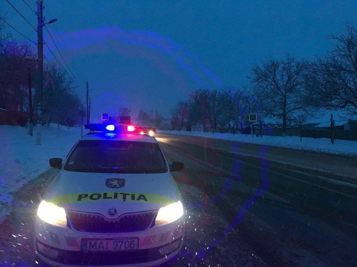 Bilanţul INP: Cinci accidente rutiere grave, soldate cu ŞASE persoane au fost răniţi. Mai mulţi şoferi blocaţi pe drum au primit ajutor