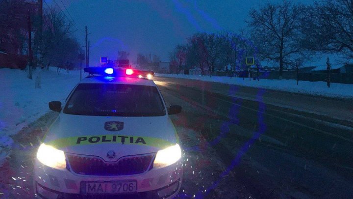 Bilanţul INP: Cinci accidente rutiere grave, soldate cu ŞASE persoane au fost răniţi. Mai mulţi şoferi blocaţi pe drum au primit ajutor