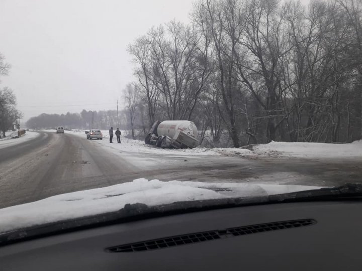 ACCIDENT în satul Chetrosu. O cisternă S-A RĂSTURNAT pe marginea drumului (FOTO)