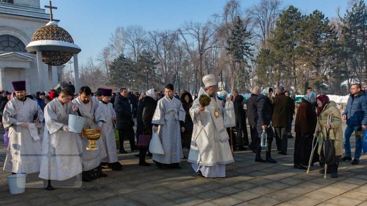 Boboteaza pe stil vechi: Preoţii au sfinţit apele şi au făcut agheasma mare (GALERIE FOTO)