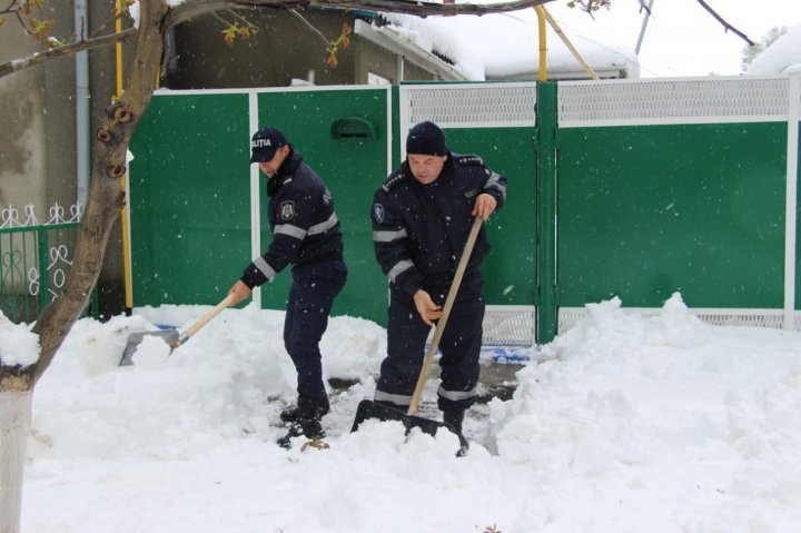 GEST EMOȚIONANT! Momentul în care zeci de polițiști au dat o mână de ajutor oamenilor de la sate (FOTO)