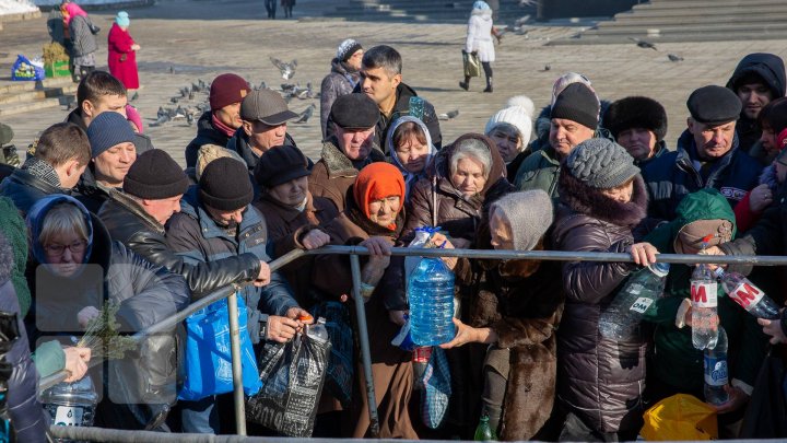 Boboteaza pe stil vechi: Preoţii au sfinţit apele şi au făcut agheasma mare (GALERIE FOTO)