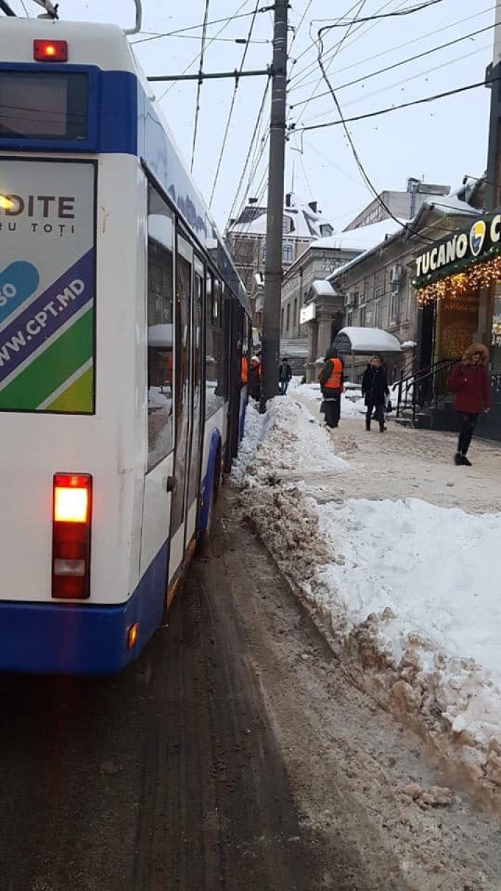 Accident matinal în Capitală. O maşină a intrat într-un troleibuz (FOTO)