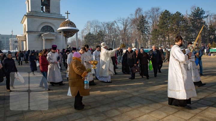 Boboteaza pe stil vechi: Preoţii au sfinţit apele şi au făcut agheasma mare (GALERIE FOTO)