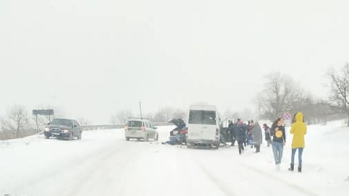 Un microbuz PLIN CU PASAGERI, lovit violent de o maşină în apropiere de Chiperceni. Trei persoane, transportate de urgenţă la spital (FOTO)