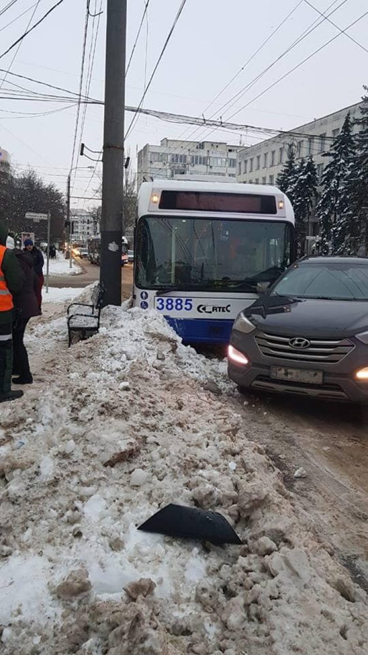 Accident matinal în Capitală. O maşină a intrat într-un troleibuz (FOTO)