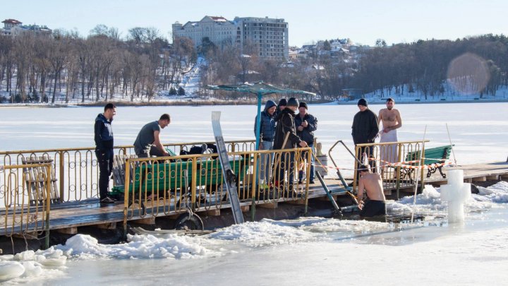 Tradiţii şi obiceiuri de Bobotează: Bărbaţii au făcut scufundări în lacul Valea Morilor ca să scoată crucea din apă (GALERIE FOTO)