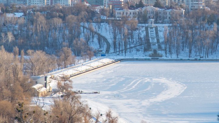 Tradiţii şi obiceiuri de Bobotează: Bărbaţii au făcut scufundări în lacul Valea Morilor ca să scoată crucea din apă (GALERIE FOTO)