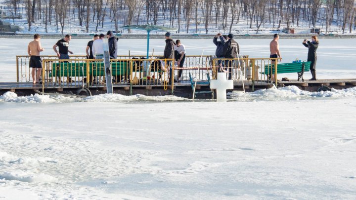 Tradiţii şi obiceiuri de Bobotează: Bărbaţii au făcut scufundări în lacul Valea Morilor ca să scoată crucea din apă (GALERIE FOTO)