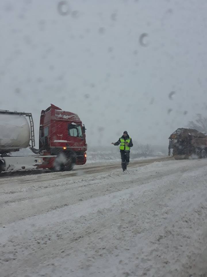 Bilanţul INP: Cinci accidente rutiere grave, soldate cu ŞASE persoane au fost răniţi. Mai mulţi şoferi blocaţi pe drum au primit ajutor