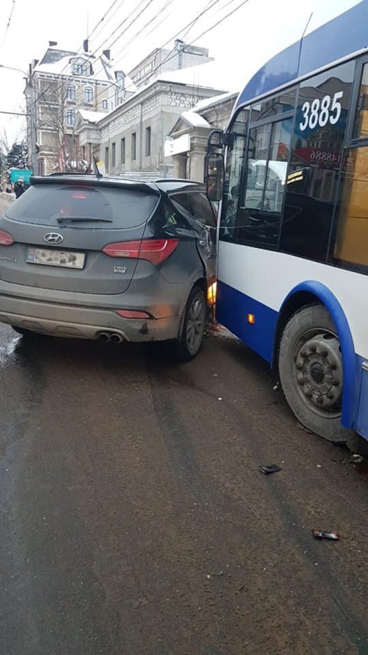 Accident matinal în Capitală. O maşină a intrat într-un troleibuz (FOTO)