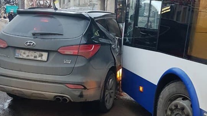 Accident matinal în Capitală. O maşină a intrat într-un troleibuz (FOTO)