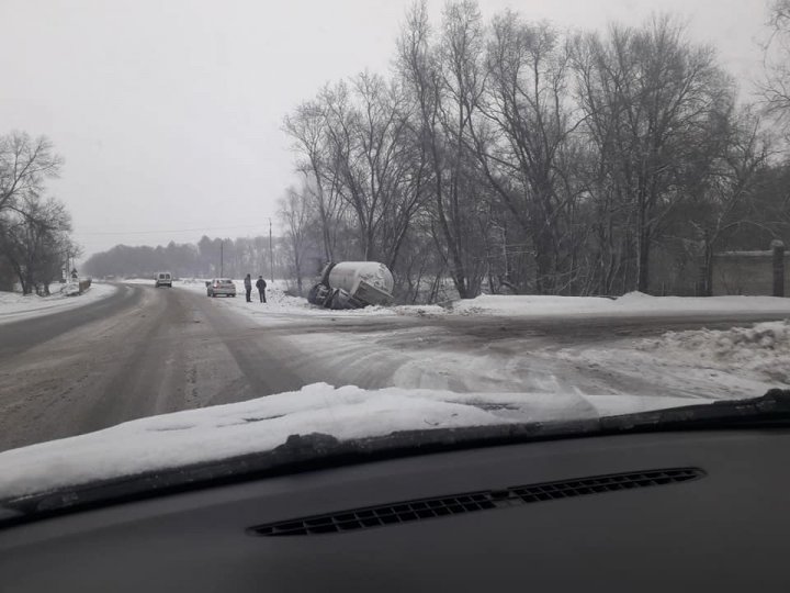 ACCIDENT în satul Chetrosu. O cisternă S-A RĂSTURNAT pe marginea drumului (FOTO)