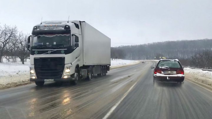 O nouă zi de ninsoare în toată ţara. Cum se circulă pe drumul spre Orhei (FOTO)