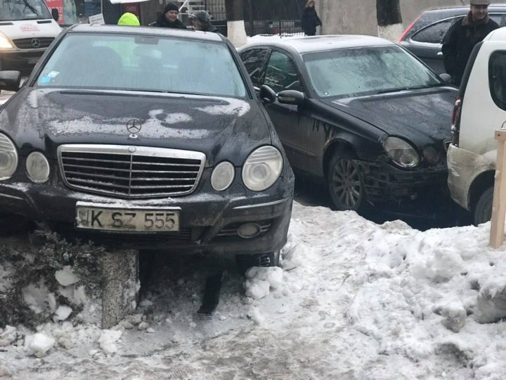 Şoferii nerăbdători plătesc scump. "Sărutul" a două maşini de lux din Capitală (FOTO)