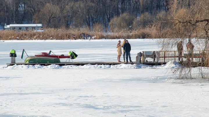 Tradiţii şi obiceiuri de Bobotează: Bărbaţii au făcut scufundări în lacul Valea Morilor ca să scoată crucea din apă (GALERIE FOTO)